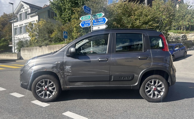 Motorradfahrerin kollidiert beim Überholen mit einem Auto, das abbiegen wollte