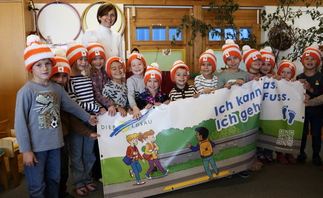 «Ich kann das. Ich geh zu Fuss» – Leuchtkappen sollen Kindergartenkinder schützen