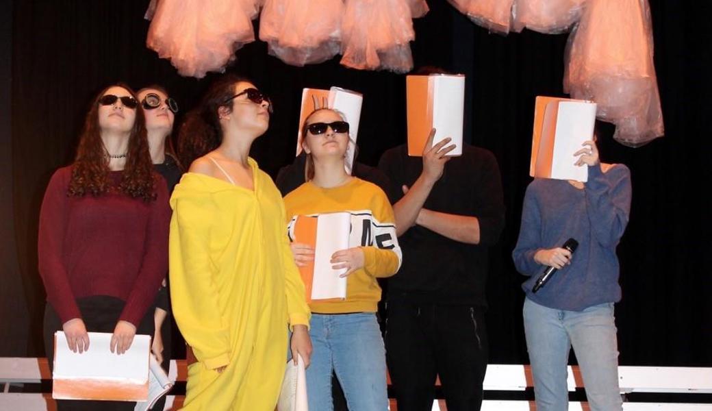 Die Schülerinnen und Schüler üben für ihr neues Stück «Tell me a Fairy Tale».