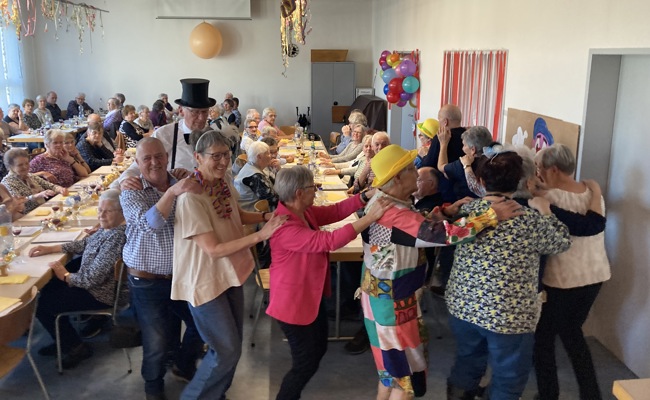 Senioren und Seniorinnen feierten Fasnacht mit einer Polonaise