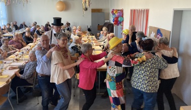 Senioren und Seniorinnen feierten Fasnacht mit einer Polonaise