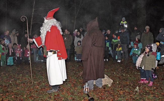 Samichlaus besucht die Spielgruppe Tatzelworm