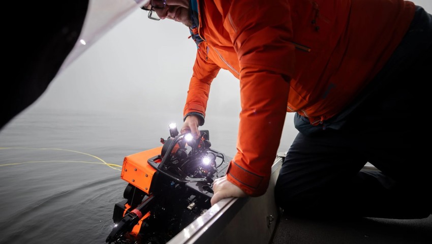 Silvan Paganini setzt seine High-Tech-Unterwasserdrohne ein.