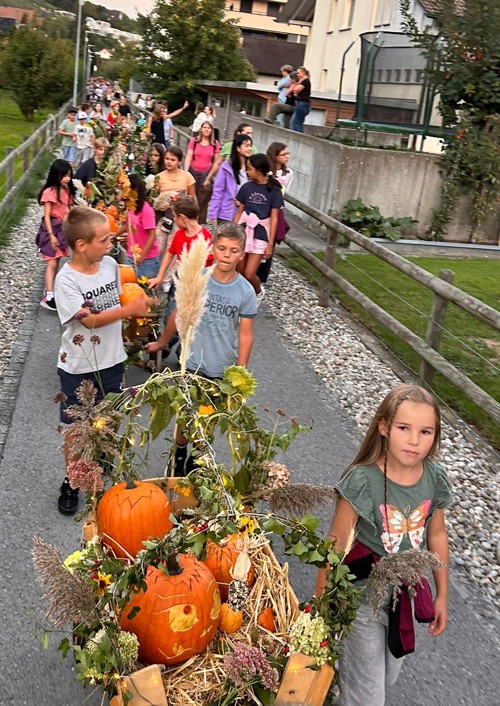 16 festlich geschmückte Leiterwagen: Kinder präsentierten ihre Kürbisse beim traditionellen Umzug