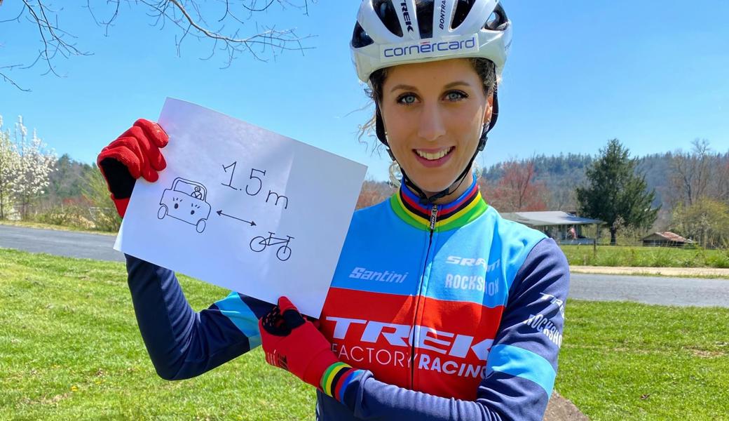 Abstand halten beim Überholen – Profi-Mountainbikerin Jolanda Neff sagt: «Ich erlebe es oft, dass ich statt mit mindestens eineinhalb Metern Abstand ein paar Zentimeter neben der Lenkstange überholt werde. Das ist auf dem Velo immer sehr unangenehm.»