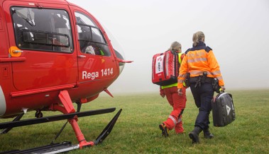 Bauarbeiter stürzt sieben Meter tief von einem Dach: Rega fliegt ihn ins Spital