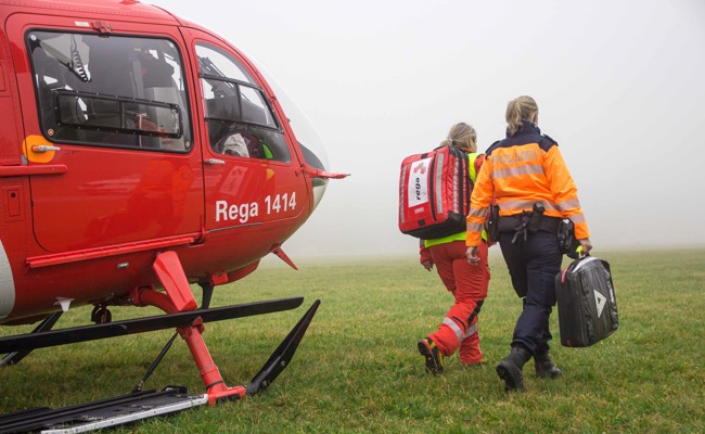 Bauarbeiter stürzt sieben Meter tief von einem Dach: Rega fliegt ihn ins Spital