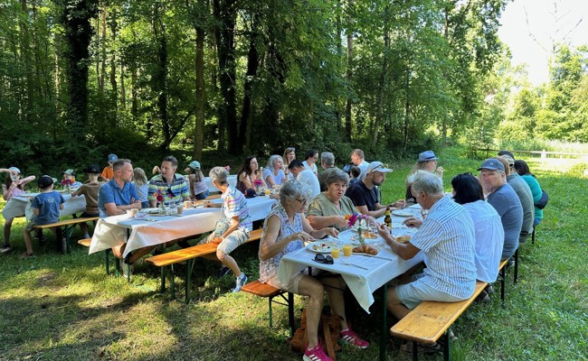 Brunch und Politik unter Bäumen