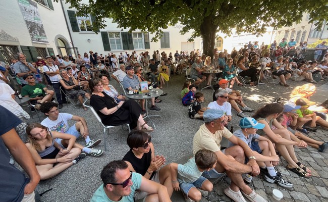 Das Städtli ist voller Gauklerinnen und Gaukler sowie einem verzauberten Publikum