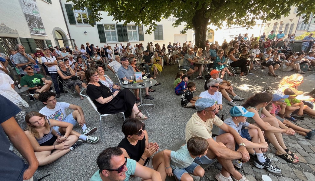 Das Städtli ist voller Gauklerinnen und Gaukler sowie einem verzauberten Publikum