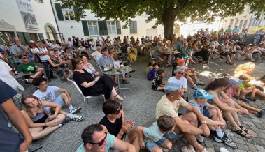 Das Städtli ist voller Gauklerinnen und Gaukler sowie einem verzauberten Publikum Das Städtli ist voller Gauklerinnen und Gaukler sowie einem verzauberten Publikum