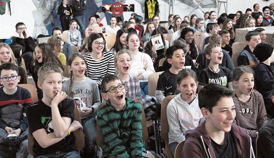 «Hallo, Streicher!», riefen die Kinder – und schon kamen die Musiker, die ein Streichinstrument spielen, auf die Bühne. 