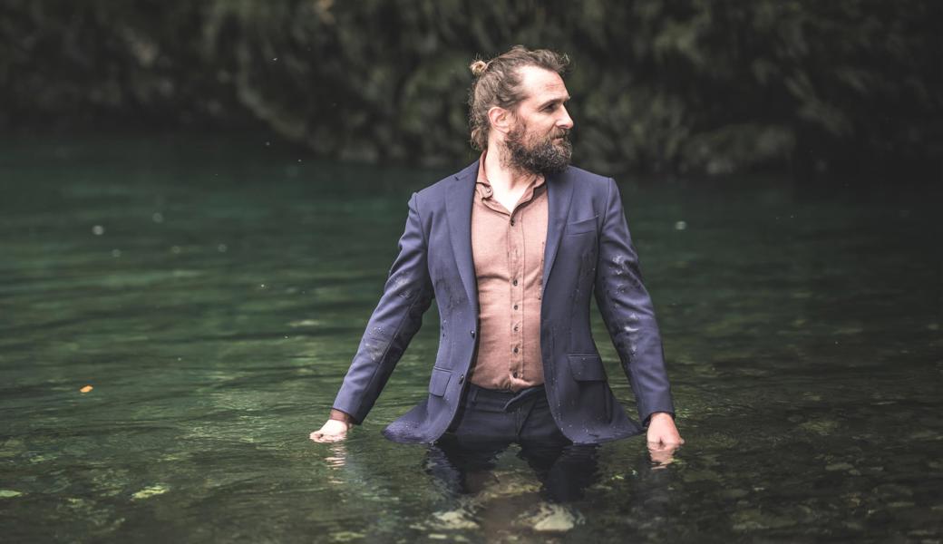 Bis ins junge Erwachsenenalter lebte der Musiker Shem Thomas im Rheintal. Nach einem Abstecher nach Zürich wohnt er heute in Schwyz, nah an Wald und Wasser, wo er einen entschleunigenden Rhythmus findet, wann immer er will.