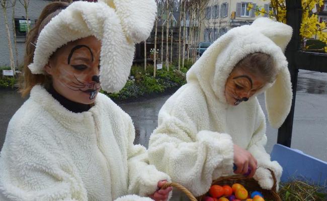 Der Osterhase hoppelt durchs Städtli