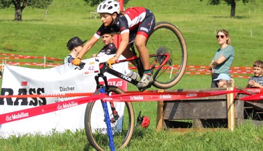 Sprünge, Wellen und einheimische Sieger am Bikerennen im Forst