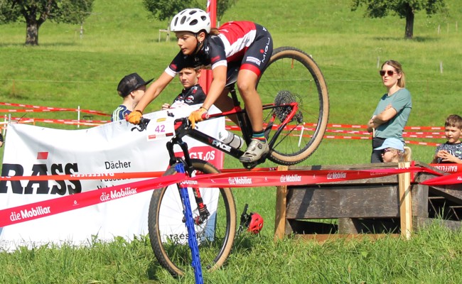 Sprünge, Wellen und einheimische Sieger am Bikerennen im Forst