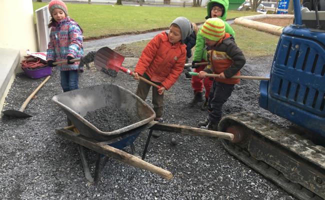 Schulkinder halfen bei Fusswegsanierung