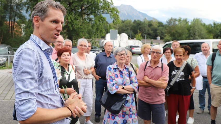 Martin Oswald, Verlagsleiter der Galledia Regionalmedien AG, begrüsst die Abonnentinnen und Abonnenten vor der Druckerei in Haag.