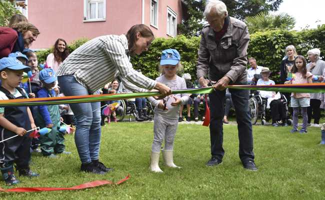Neugier trifft auf Erfahrung: Wie der neue Spielplatz im Altersheim Fahr Generationen zusammenbringt