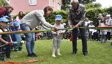 Neugier trifft auf Erfahrung: Wie der neue Spielplatz im Altersheim Fahr Generationen zusammenbringt Neugier trifft auf Erfahrung: Wie der neue Spielplatz im Altersheim Fahr Generationen zusammenbringt