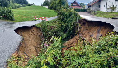 Oberhalb von Berneck rutschte der Hang, die Strasse bleibt gesperrt