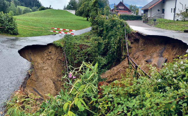 Oberhalb von Berneck rutschte der Hang, die Strasse bleibt gesperrt
