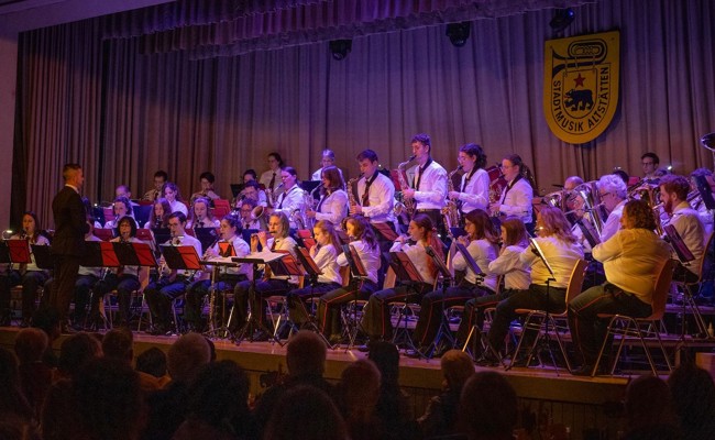 Winterkonzert der Stadtmusik: «Hebedi am Bänkli … ‘s Gaiserbähnli macht a Ränkli»
