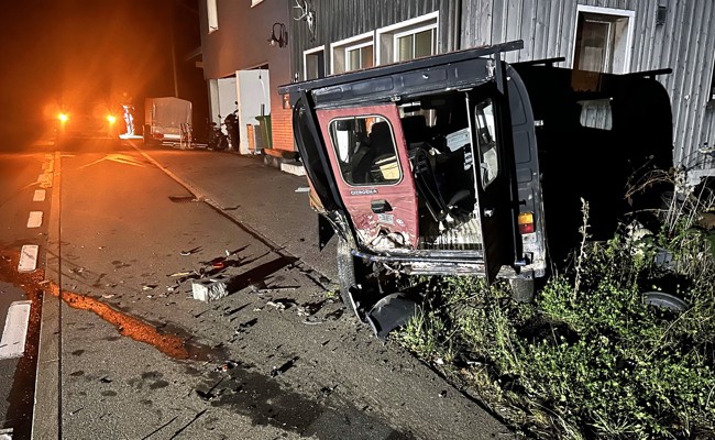 Crash um Mitternacht: Autofahrer kommt von Strasse ab und demoliert parkiertes Fahrzeug
