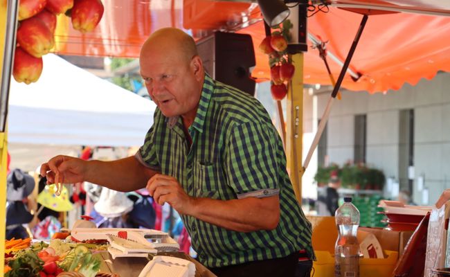 Jeder kennt ihn: Der Mann mit den Raffeln erklärt, warum er an Märkten eine Show hinlegt