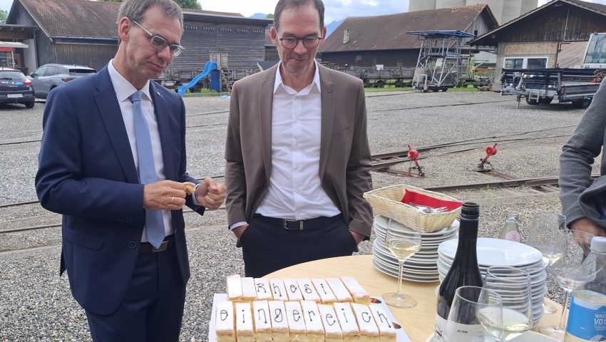 Eine besonders süsse Crèmeschnitte geniessen Markus Wallner und Markus Mähr.