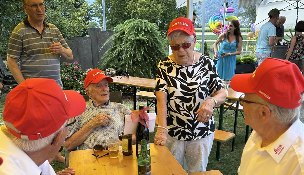 Köbi und Anni Schmid (oben am Tisch) wurden am eisernen Hochzeitstag vom Leica-Chor mit einem Ständchen überrascht.