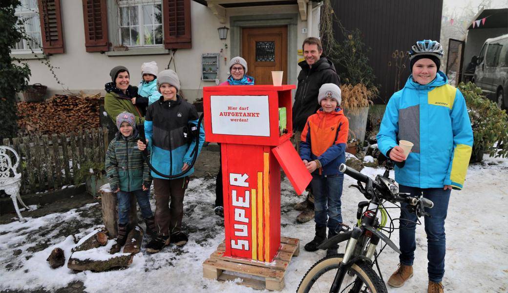 Mutter Eliane mit Paula auf dem Arm; Silas (von links), Josua, Anna-Lena, Vater Rolf, Mael und Gast Samuel Schmid.