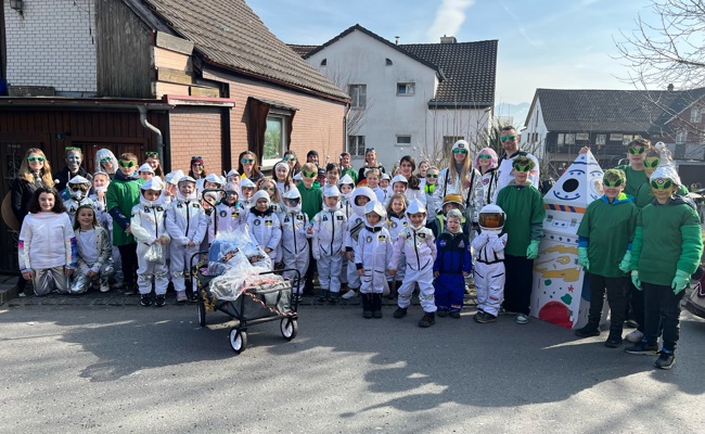 Turnverein als Marsmädchen, Aliens und Planeten am Fasnachtsumzug