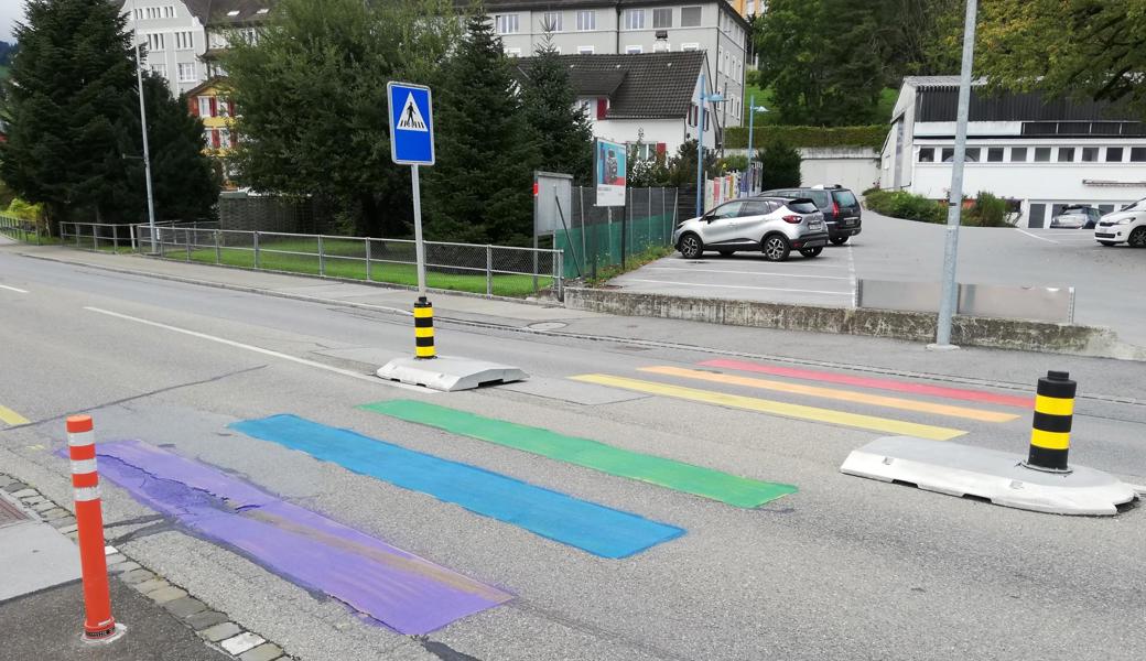Der Fussgängerstreifen vor dem Rebster Markt wurde in der Nacht auf den 18. September in Regenbogenfarben besprayt.