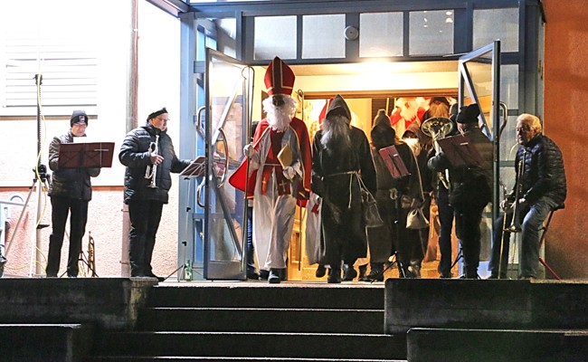 Schöne Tradition: In grosser Zahl begleiteten Kinder und Erwachsene den Klausauszug