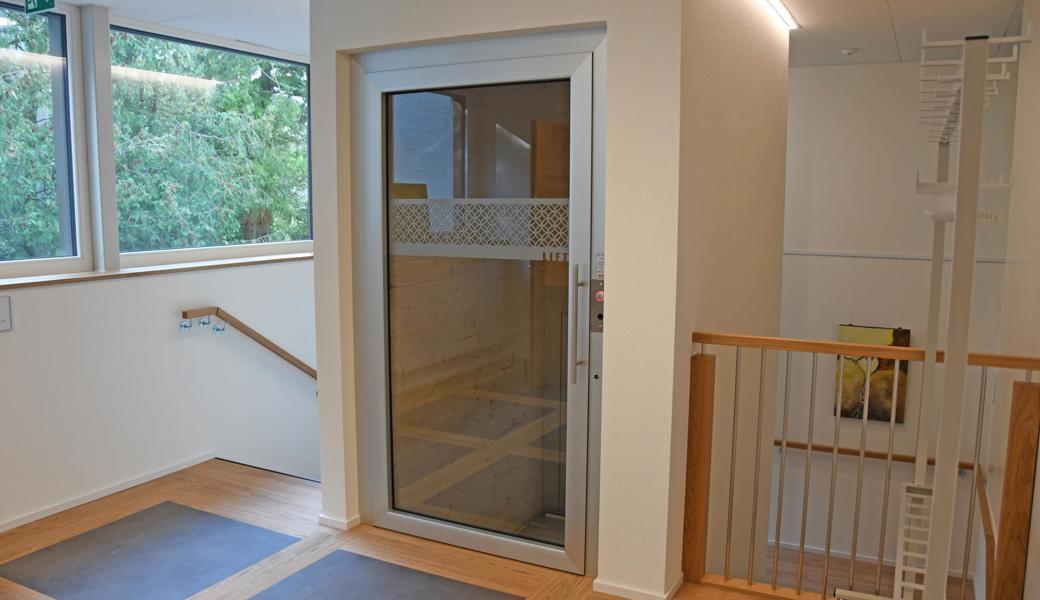 Der Lift führt vom Erdgeschoss in den Keller und kann auch grössere Lasten transportieren.