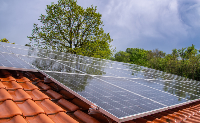 Gemeinde will mit 166 PV-Modulen auf dem Schulhausdach Strom produzieren