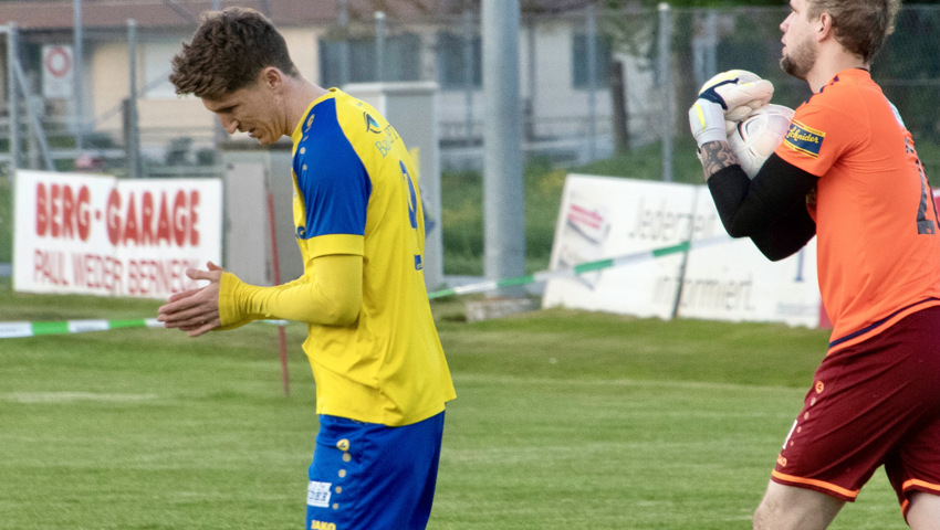 Hier scheiterte Flamur Bojaxhi (rechts) noch am gegnerischen Torhüter - später entwickelte er sich zum Au-Bernecker Matchwinner. Hier scheiterte Flamur Bojaxhi (rechts) noch am gegnerischen Torhüter - später entwickelte er sich zum Au-Bernecker Matchwinner.