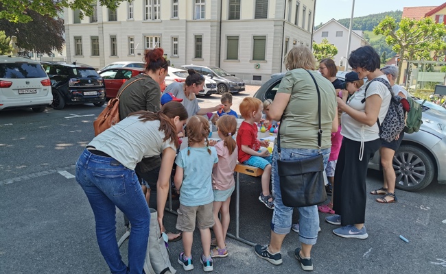 Kinder bastelten coole Jonglier- und Wurfbälle