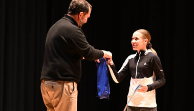 Die Sportlerin des Jahres wirft Ältere auf die Matte Die Sportlerin des Jahres wirft Ältere auf die Matte