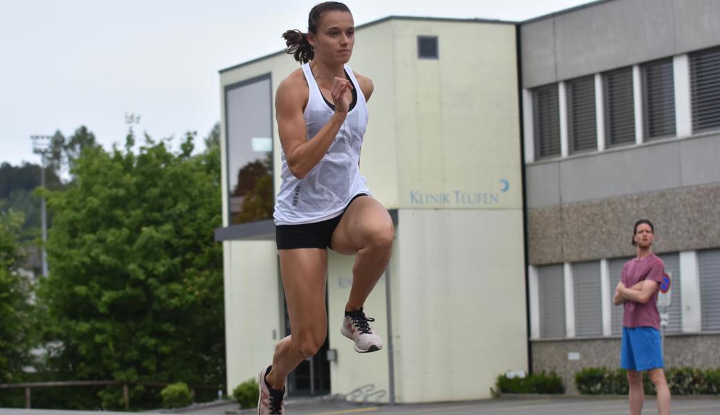 Sprinterin Riccarda Dietsche trainierte in der «Gesa-Cup-Woche» in Teufen mit dem früheren Spitzen-Weitspringer Yves Zellweger. 