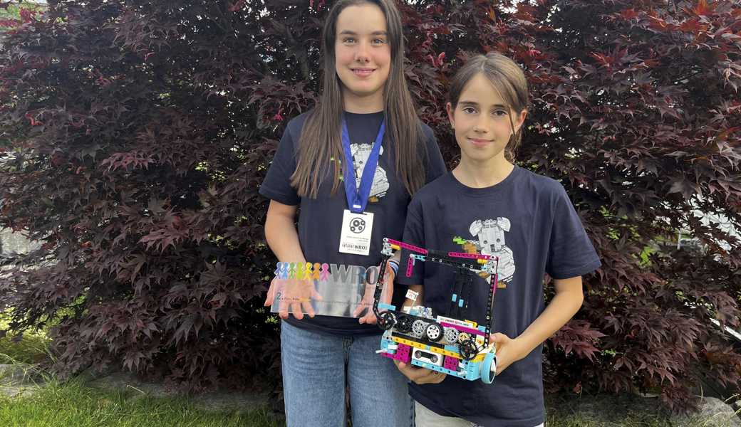 Juno Baumgartner (links) und Ronja Eugster haben im Schweizer Finale der World Robot Olympiad den zweiten Platz geschafft.