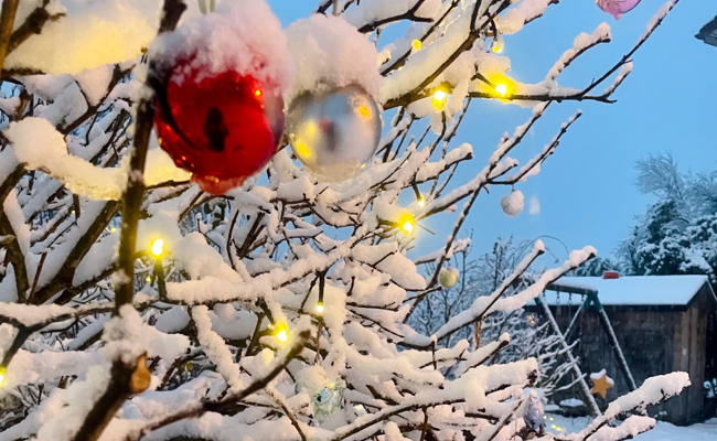 Weihnachtsdeko und frischer Schnee glitzern um die Wette