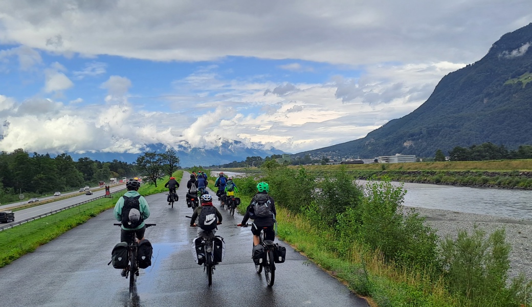 Die Gruppe trotzte dem Wetter und genoss die Tour vom Oberalppass zum Bodensee trotz gelegentlicher Regengüsse. Die Gruppe trotzte dem Wetter und genoss die Tour vom Oberalppass zum Bodensee trotz gelegentlicher Regengüsse.