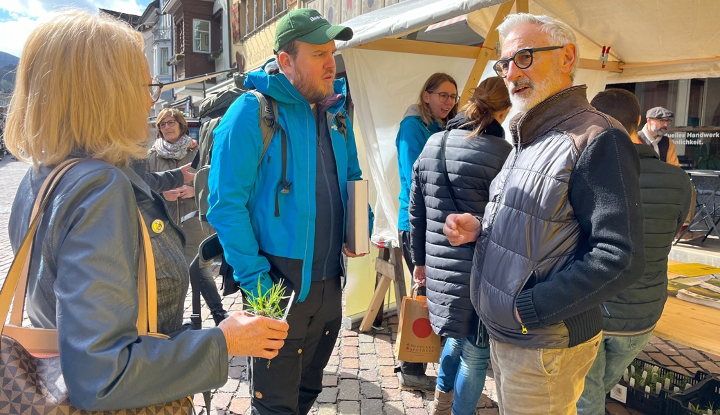 Die Besuchenden hatten viele Fragen rund um die Natur im eigenen Garten oder auf dem Balkon. Die Besuchenden hatten viele Fragen rund um die Natur im eigenen Garten oder auf dem Balkon.