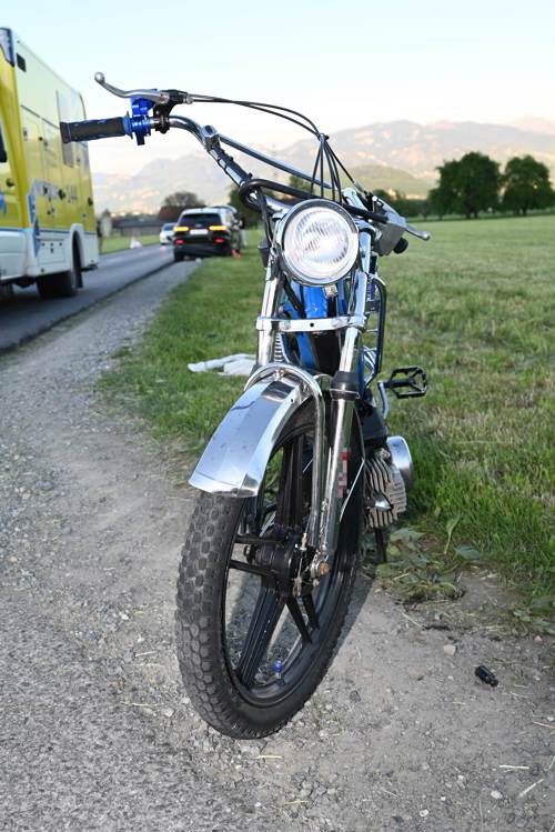Bei Unfall mit einem Auto verletzt sich ein 15-jähriger Mofafahrer