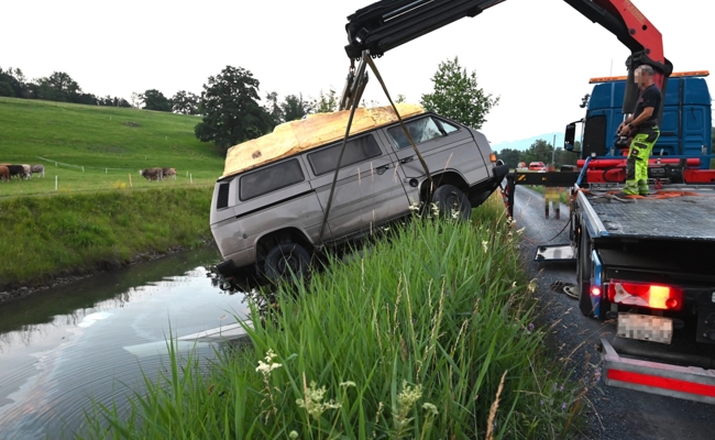 62-Jährige landet mit Büssli im Rheintaler Binnenkanal