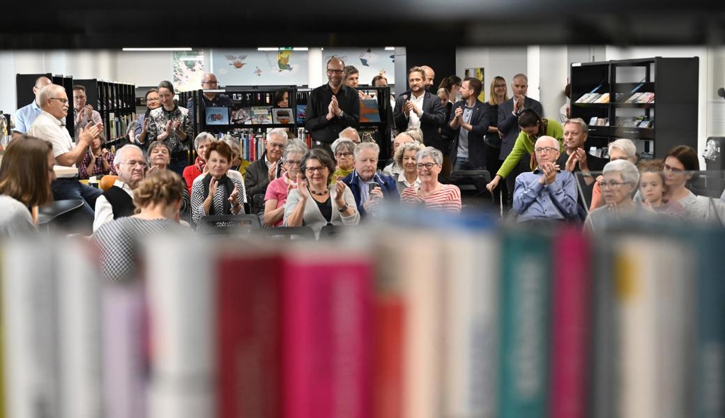 Blick durchs Bücherregal: Die Eröffnungsgäste sind begeistert. Vom Duo Fehrstimmt, das gerade gespielt hat, genauso wie von der neuen Bibliothek.
