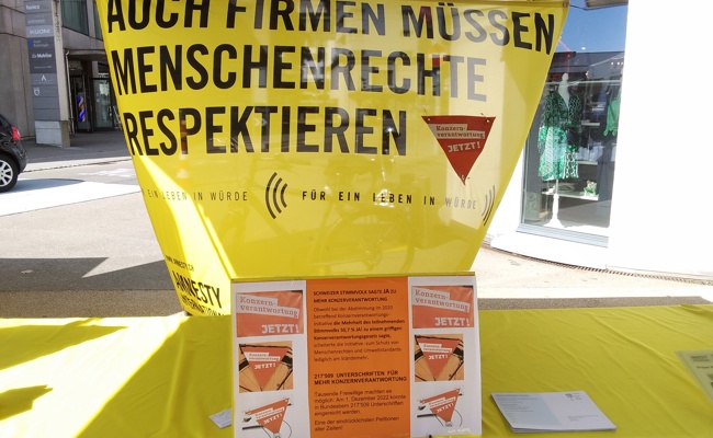 Standaktion am Herbstmarkt: Konzernverantwortung Jetzt