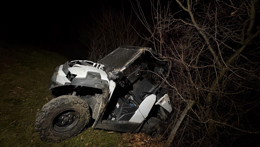 56-jährige Frau verunfallt, Feuerwehr und Forstarbeiter bergen Fahrzeug